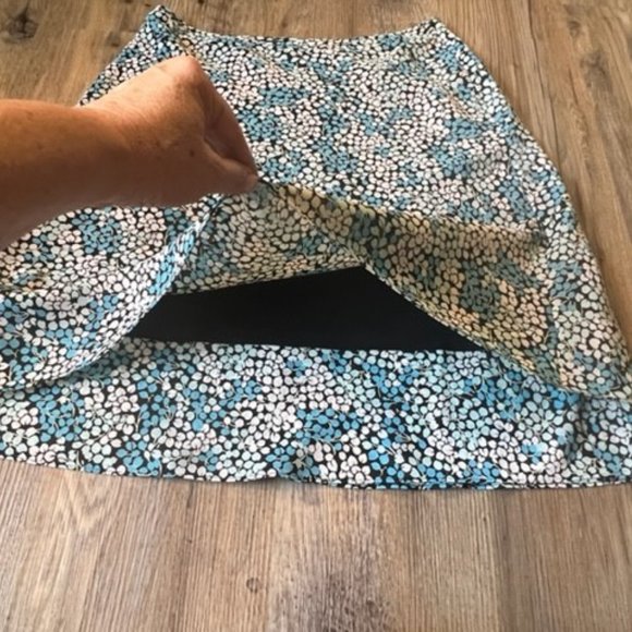 Colorful blue and cream colored Ann Taylor mid length skirt - Size 8 - Picture 4 of 13